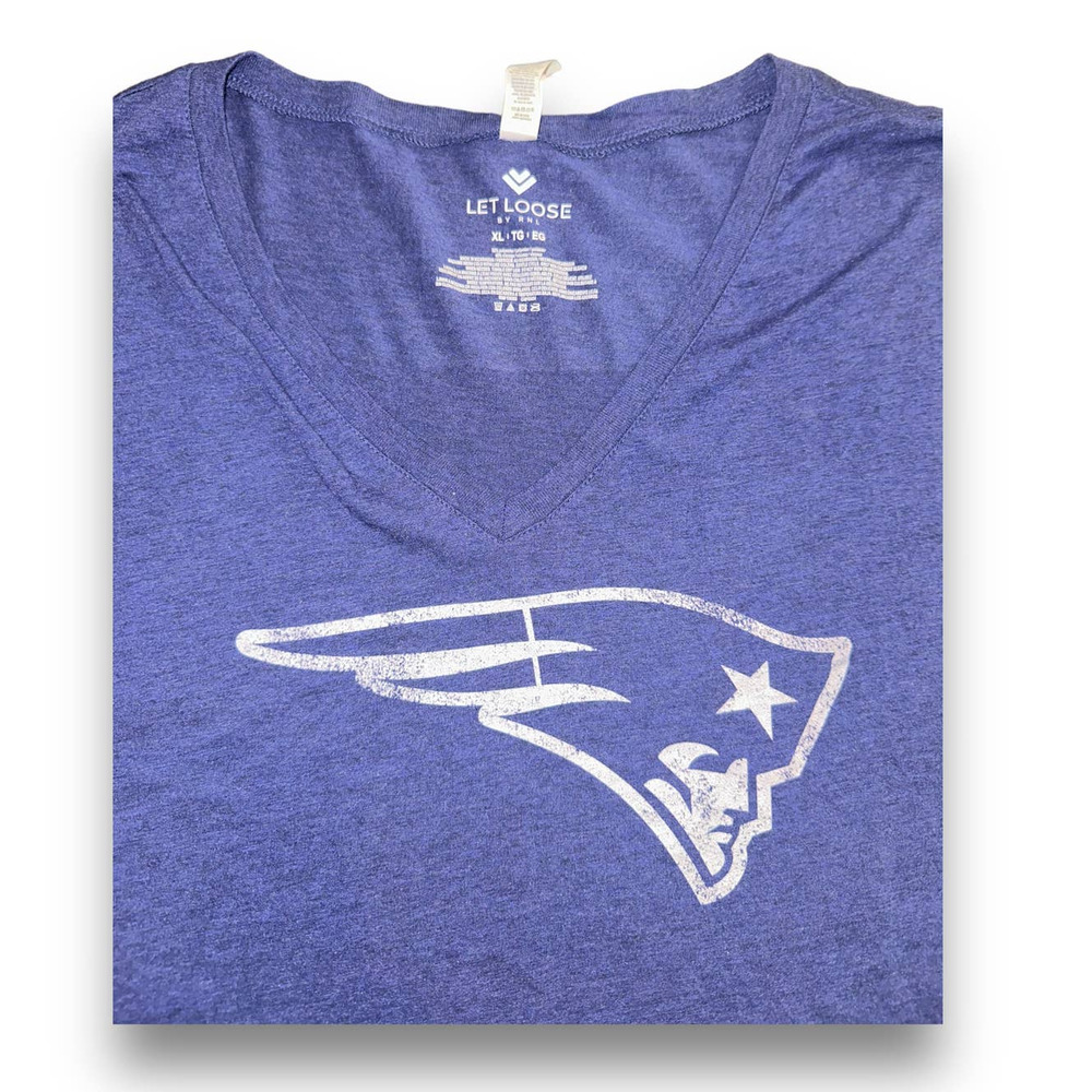 Loose Fit New England Patriots Women's V-neck‎ Top Size: XL